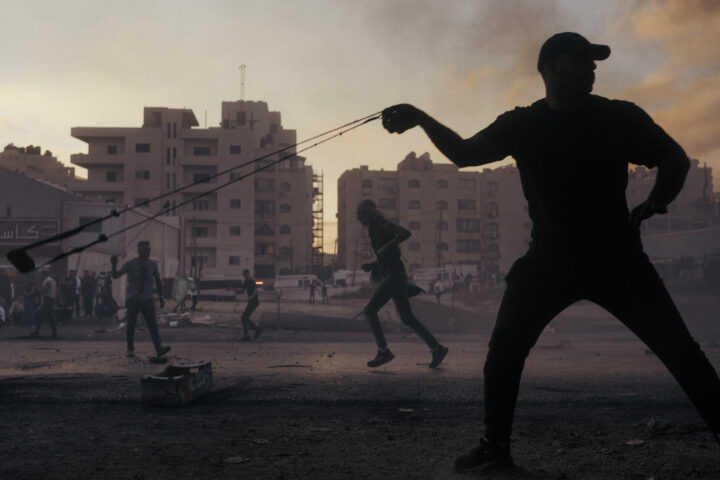 Manifestants palestins s'enfronten amb soldats israelians a Ramal·lah. (Fotografia de de Lorenzo Tugnoli per The Washington Post)