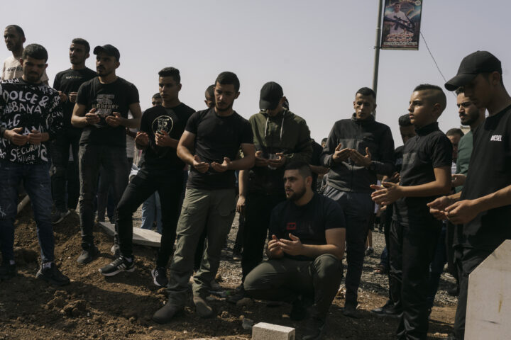 Un grup de palestins atén el funeral de Firas Turkman, un jove de 22 anys mort en un combat amb les FDI diumenge a Jenin (fotografia: Lorenzo Tugnoli/The Washington Post)