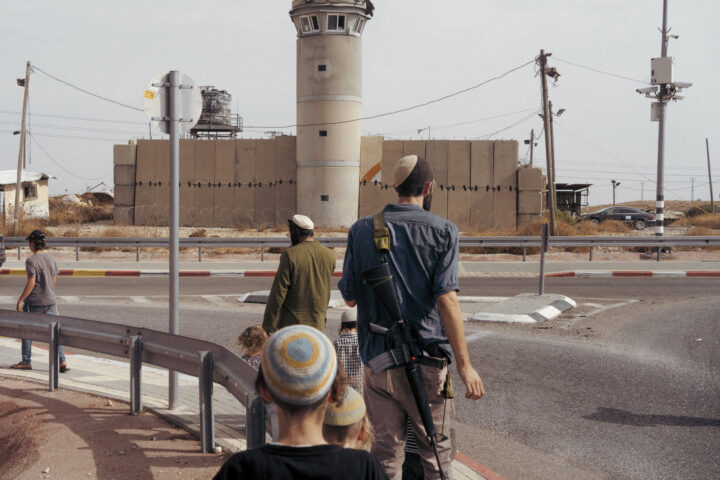 Els colons de Kochav Hashachar a Cisjordània marxen per un camí cap al poble palestí de Taybeh divendres passat. (Fotografia: Lorenzo Tugnoli per a The Washington Post)