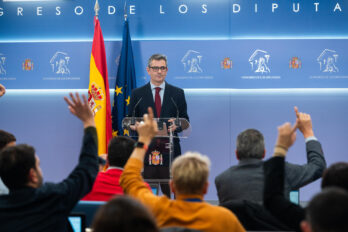 Conferència de premsa de Félix Bolaños (PSOE) després de presentar la llei a registre (fotografia: Fernando Villar).