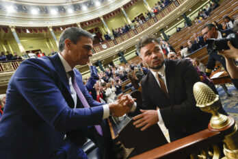 Imatge d'arxiu de Gabriel Rufián i Pedro Sánchez en la sessió d'investidura d'aquest darrer (fotografia: Javier Lizón).