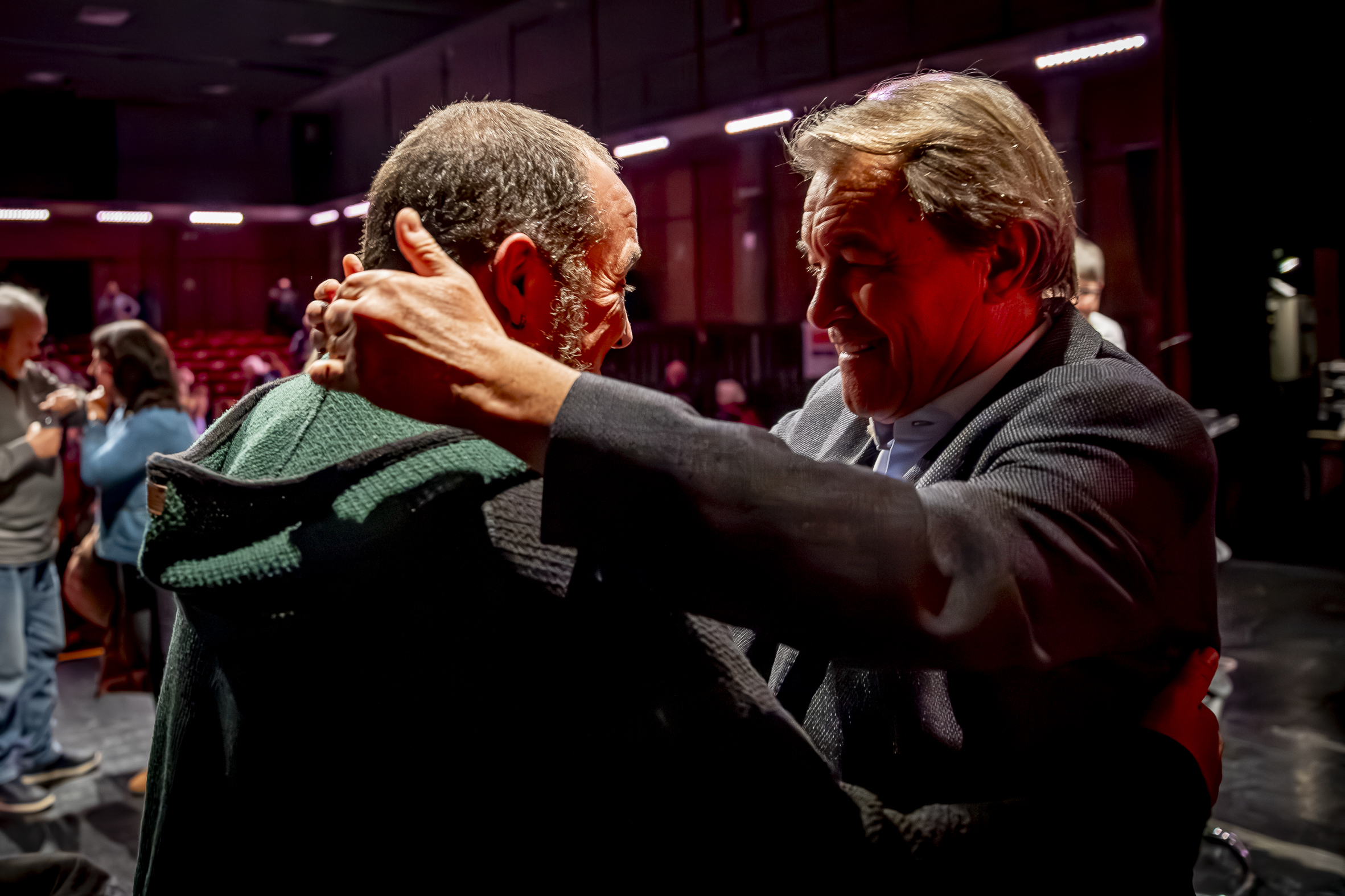 Artur Mas i David Fernández s'abracen aquest dilluns a Sant Feliu de Guíxols (Foto: Albert Salamé)