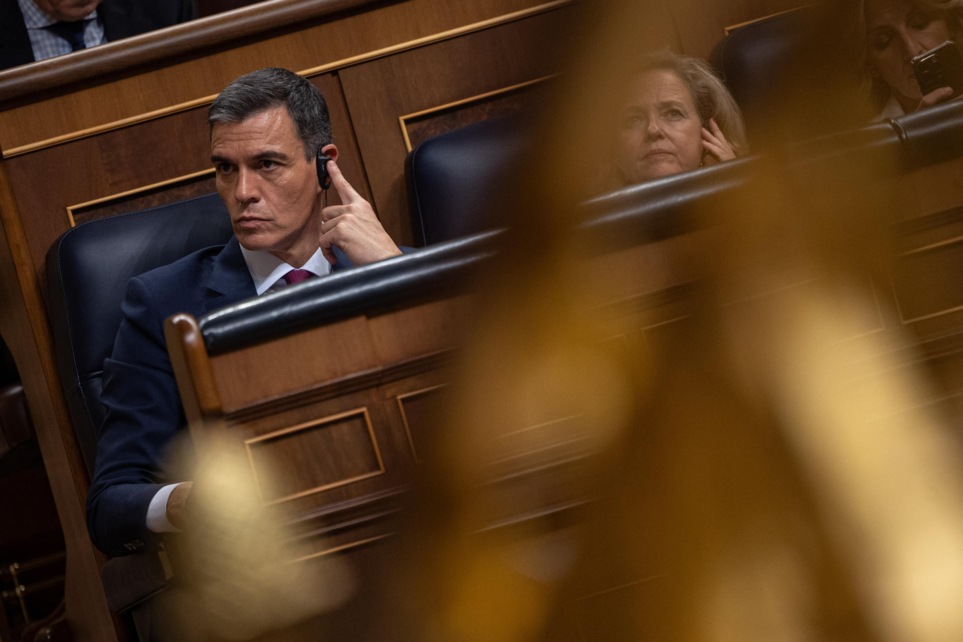 Pedro Sánchez escoltant amb cara de preocupació i l'aparell de traducció la intervenció de Míriam Nogueras (fotografia: Daniel Gonzalez).