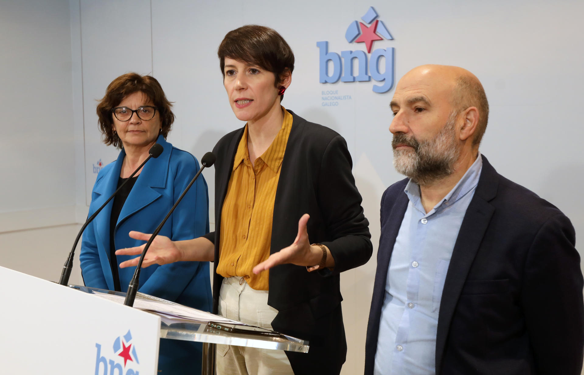 La portaveu del BNG, Ana Pontón, en la compareixença de premsa per explicar l'acord d'investidura amb el PSOE, acompanyada del diputat al congrés espanyol, Néstor Rego, i la senadora, Carme Da Silva (fotografia: EFE / Xoán Rey).