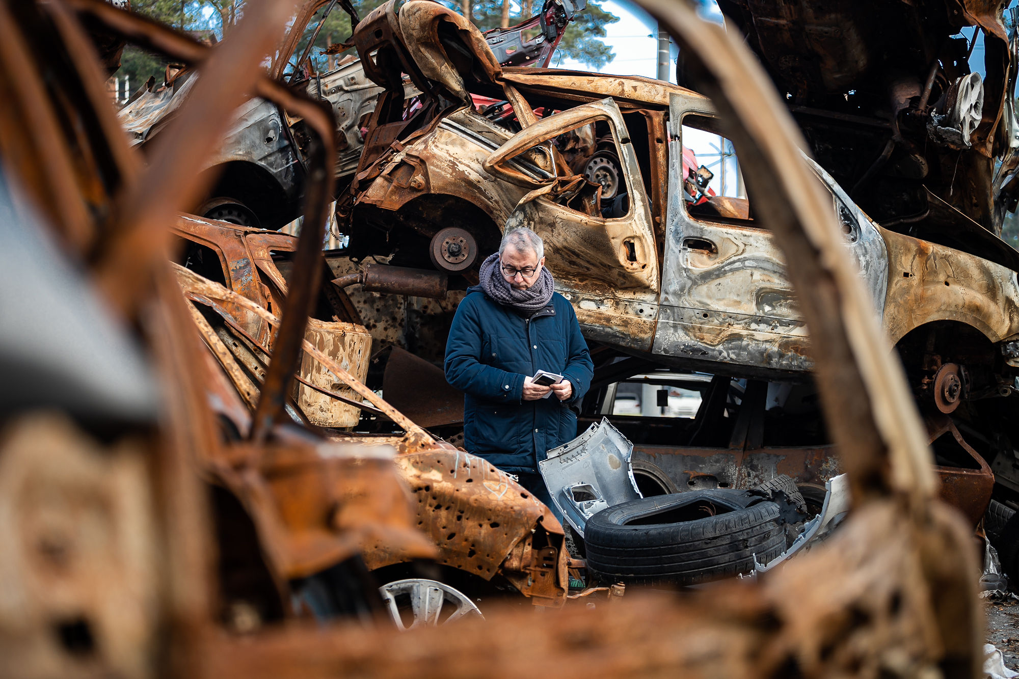 A Bucha s'acumulen els cotxes destrossats en la batalla. (Fotografia d'Artem Galkin / PEN Club Ukraine)
