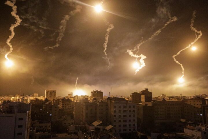 Atac aeri israelià sobre Gaza, el 6 de novembre (fotografia: Mohammed Saber/EFE).