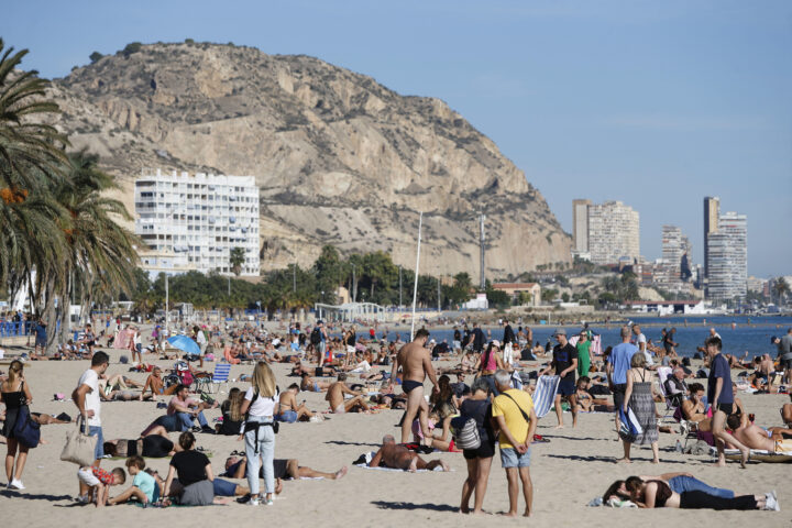 Imatge d'arxiu de la platja del Postiguet, a Alacant (fotografia: EFE / Manuel Lorenzo).