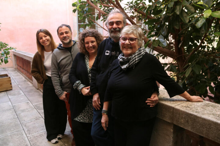 L'editora Matilde Martínez en primer terme amb l'equip de Godall (Fèlix Rabal, Tina Vallès, Xavier Simó i Mireia Marimont.