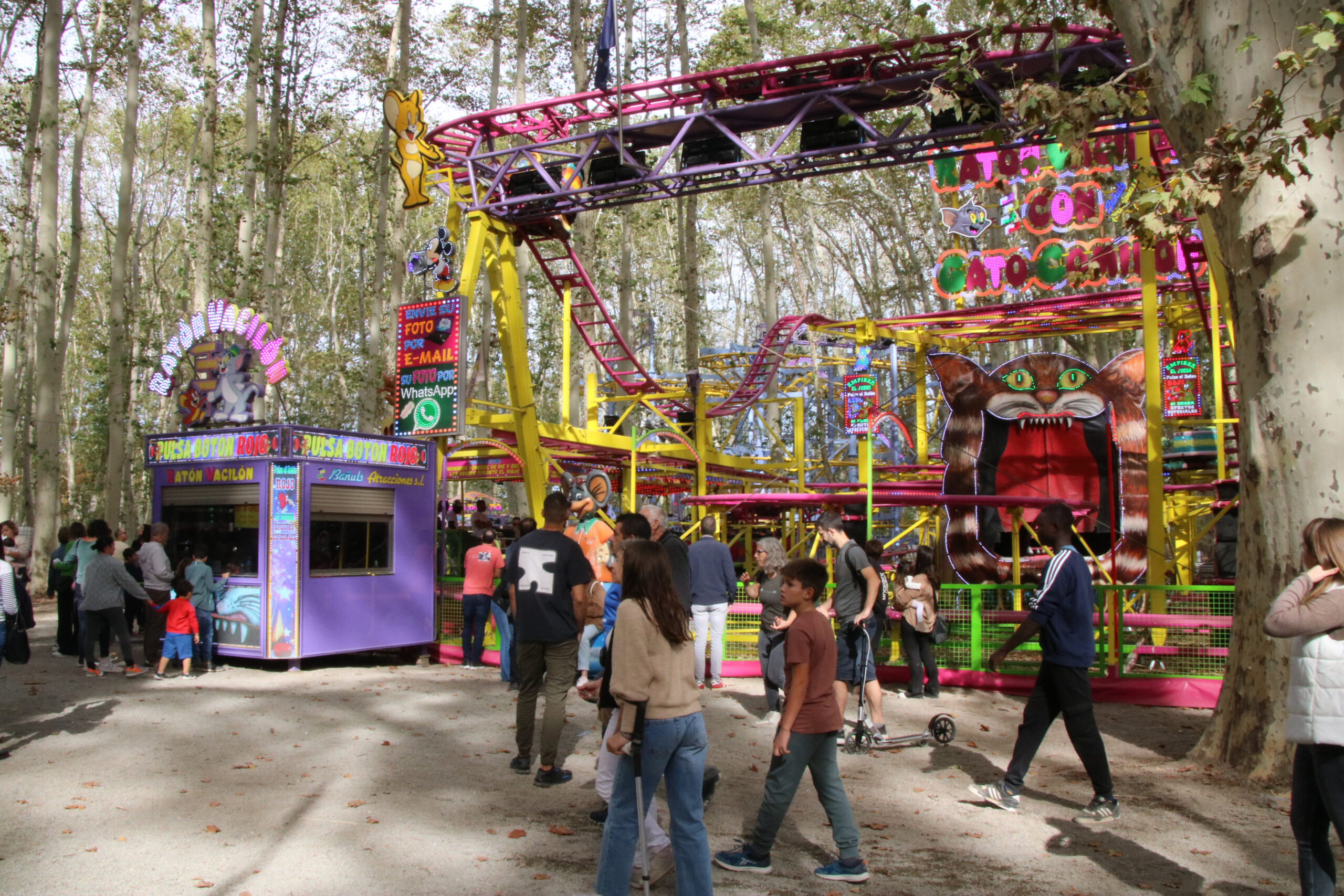 Atracció del 'Ratón vacilón con gato comilón' a les fires de Sant Narcís de Girona (fotografia: ACN).