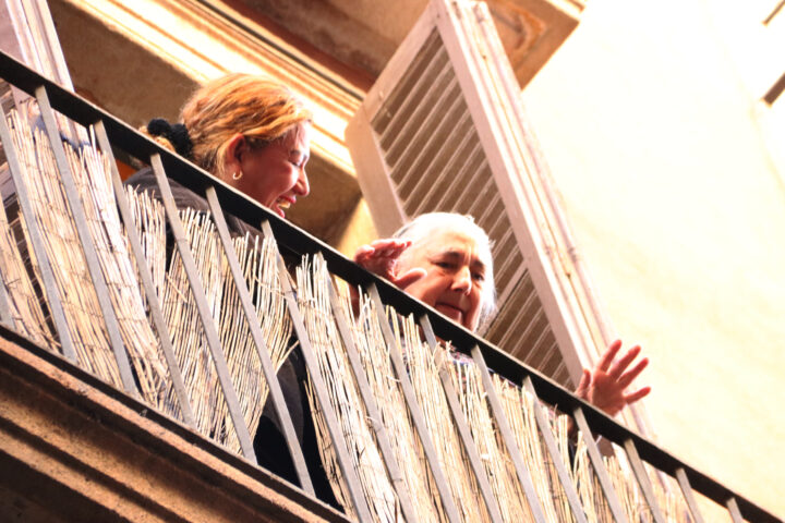 La Blanca saludant des del balcó de cas (fotografia: ACN / Maria Aladern).