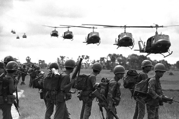 Soldats del Vietnam del Sud esperen a ser recollits per un helicòpter vietnamita a Cambodja l'any 1971 (fotografia: manhhai/Flicker)