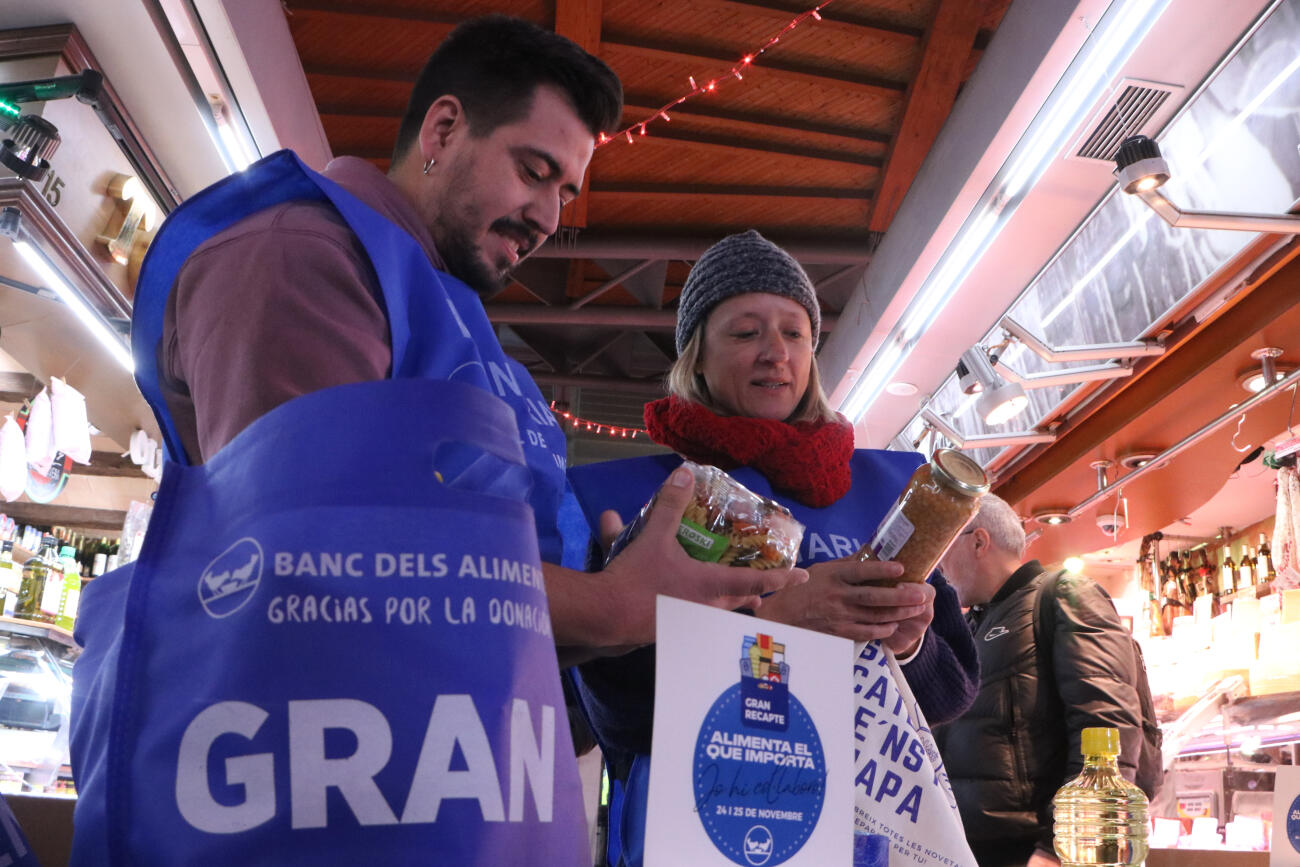 Dos voluntaris del Gran Recapte al Mercat de Santa Caterina de Barcelona (fotografia: ACN / Ariadna Comas).
