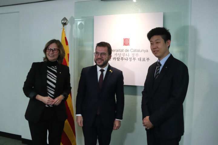 El president de la Generalitat, Pere Aragonès, amb la consellera d'Acció Exterior, Meritxell Serret, i el delegat del govern a Corea del Sud, Jaeyeok Yoon Kang (fotografia: ACN).