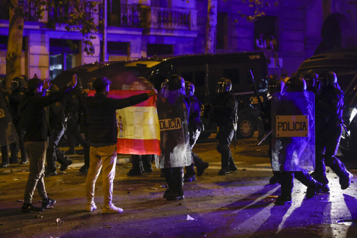 Un manifestant a Madrid ensenya la bandera espanyola a la policia (fotografia: EFE / Sergio Perez).