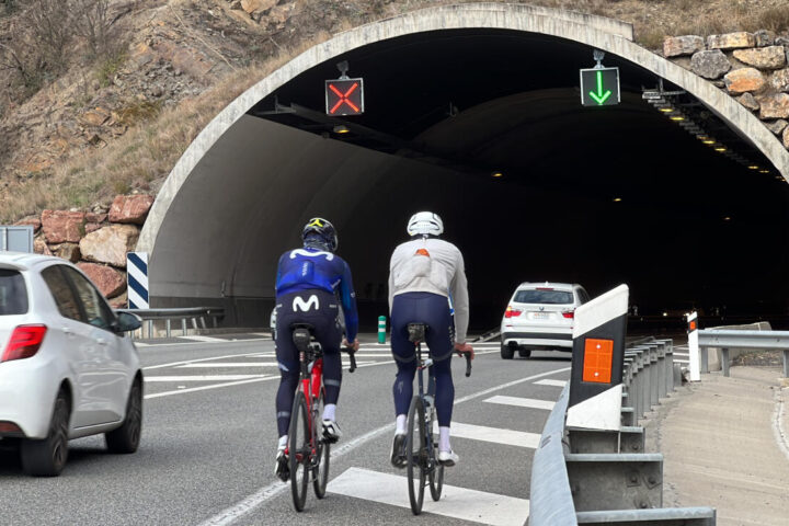 Dos ciclistes a punt d'entrar al túnel del Bordar, a l'N-145 en direcció a Andorra (fotografia: ACN).