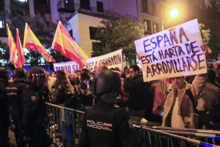Un moment de la concentració a prop de la seu del PSOE a Madrid (fotografia: EFE / Fernando Alvarado).