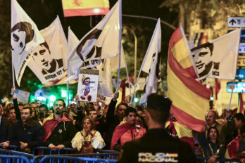 Dissabte a les concentracions de Ferraz van aparèixer banderes amb la cara de Miguel Ángel Blanco, per a relacionar el PSOE amb la seua mort (fotografia: Víctor Lerena).