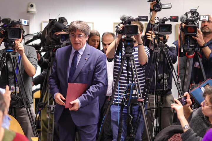 El president Carles Puigdemont arribant a la conferència de premsa d'ahir a Brussel·les. (Fotografia d'Olivier Matthys)