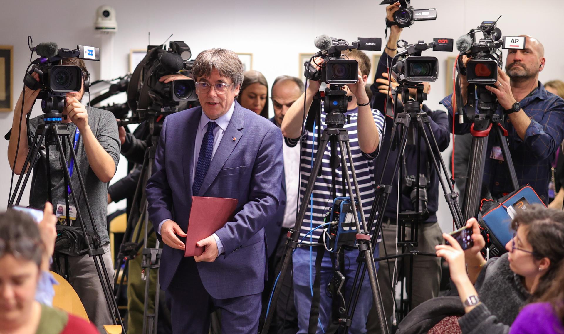 El president Carles Puigdemont arribant a la conferència de premsa d'ahir a Brussel·les. (Fotografia d'Olivier Matthys)