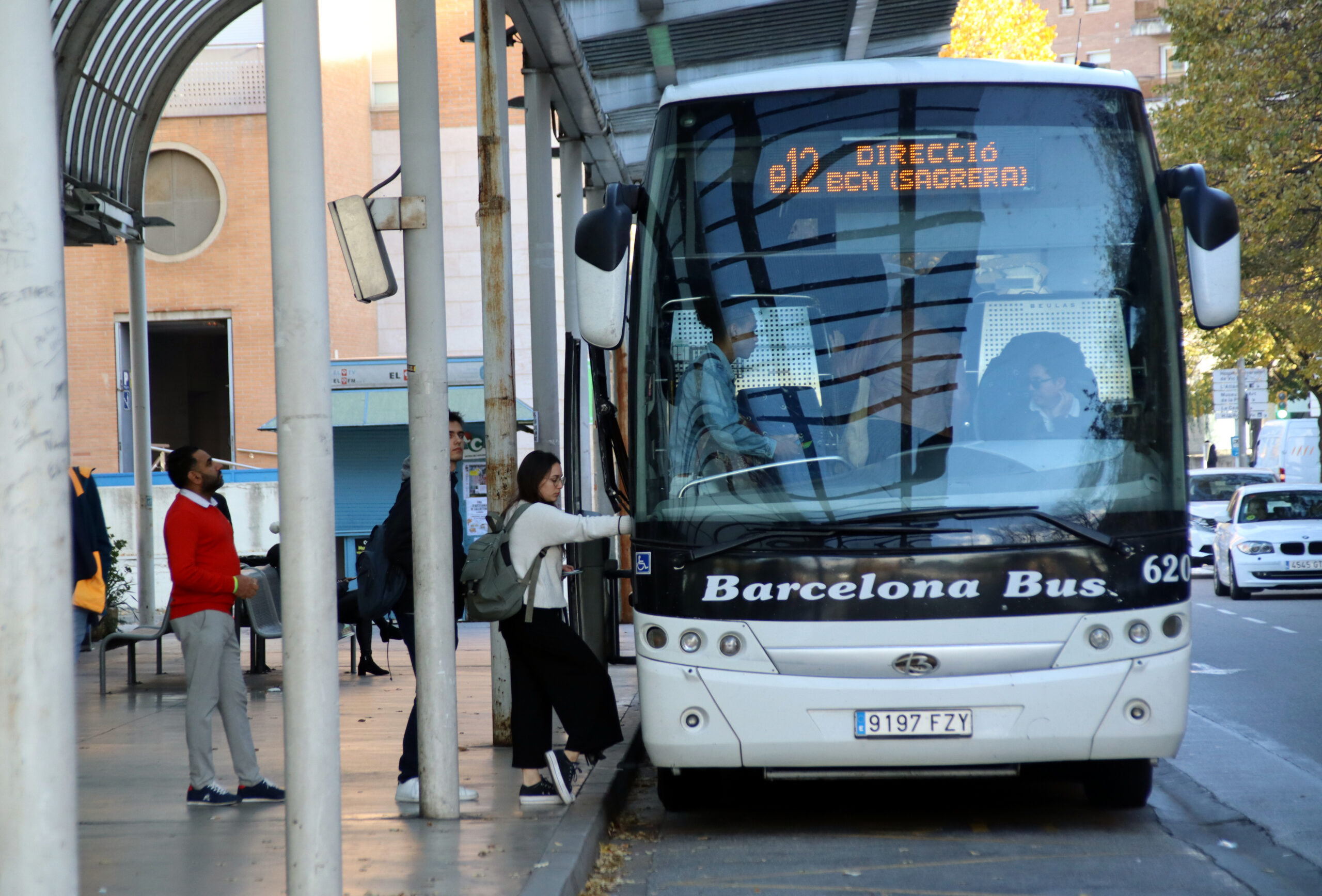 El bus E-12 a l'estació de Vic (fotografia: ACN/Laura Busquets).