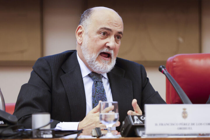 L'ex-president del TC, Pérez de los Cobos, durant el seu discurs d'ahir (fotografia: agència EFE).
