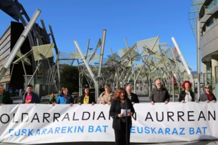 La pancarta que encapçalarà la manifestació contra l'ofensiva judicial al basc (fotografia: Europa Press).