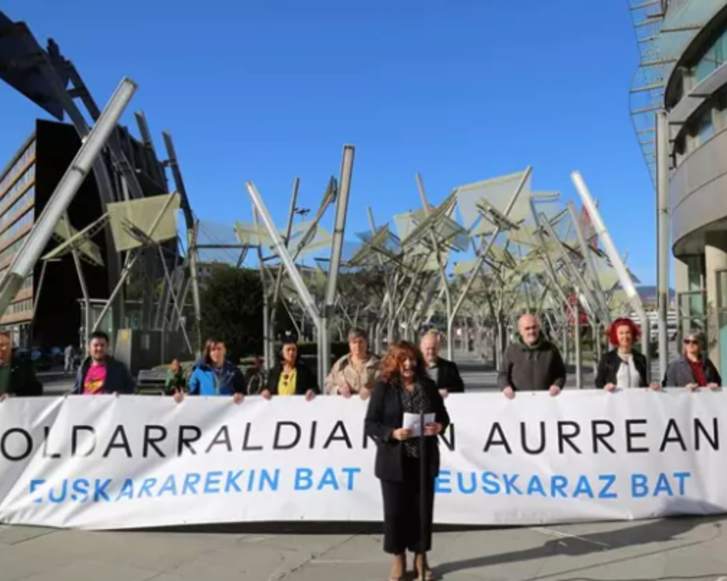 La pancarta que encapçalarà la manifestació contra l'ofensiva judicial al basc (fotografia: Europa Press).