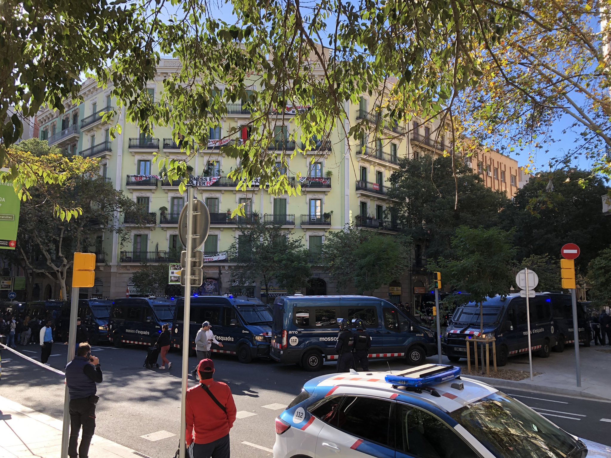 El desplegament dels Mossos d'Esquadra a la Casa Orsola (fotografia: Xarxa d'Habitatge Esquerra de l'Eixample)