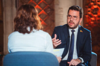 El president de la Generalitat, Pere Aragonès, durant l'entrevista amb la periodista Ariadna Oltra a TV3 (Fotografia: Arnau Carbonell)
