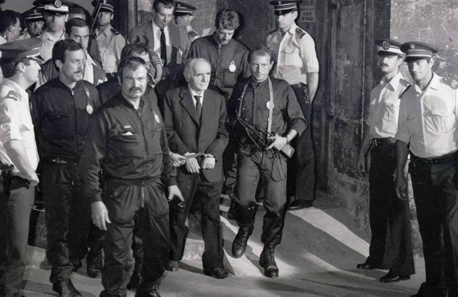 Klaus Barbie, emmanillat, és traslladat amb grans mesures de seguretat.