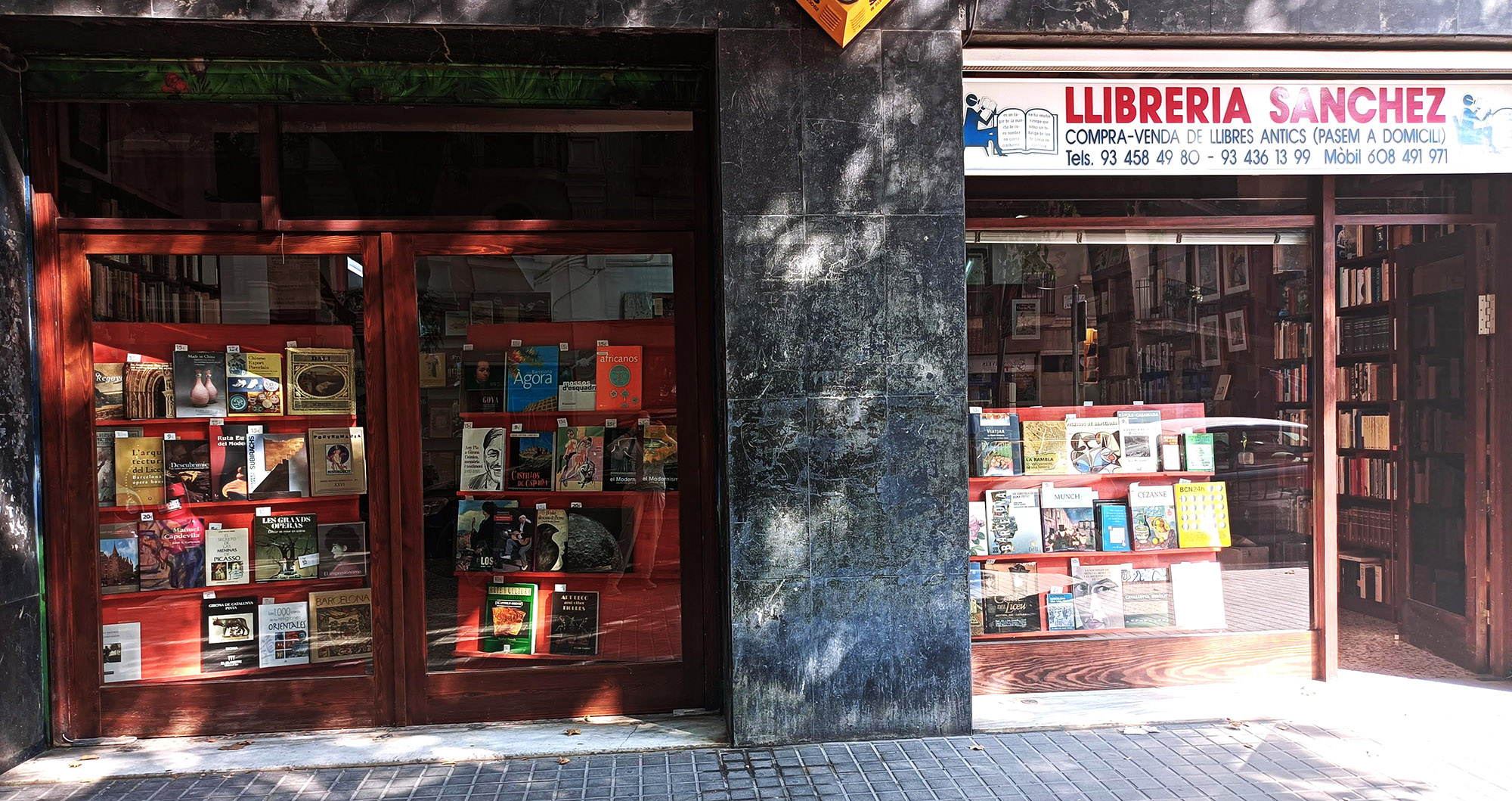 La llibreria Sánchez, de segona mà, al carrer de Còrsega de Barcelona (fotografia: M.I.).