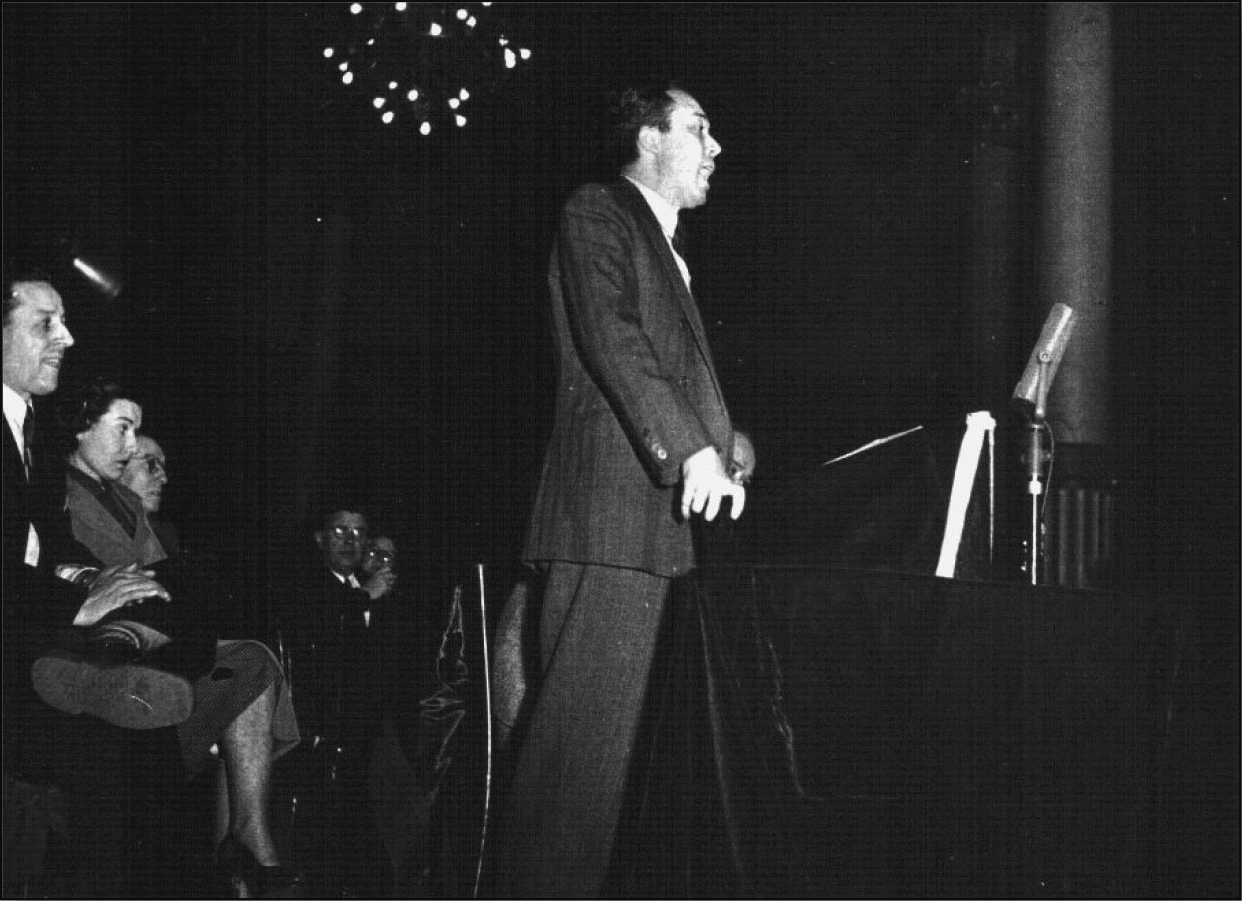 Mític contra Franco. Al fons, Sartre l'escolta (fotografia: Col·lecció Jean i Catherine Camus / Biblioteca Méjane d'Ais de Provença).