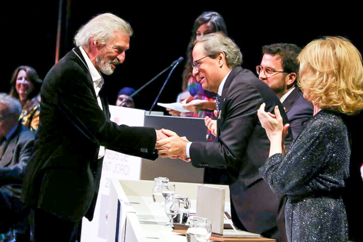 Carles Furriols rebent la Creu de Sant Jordi, de mans del president Quim Torra