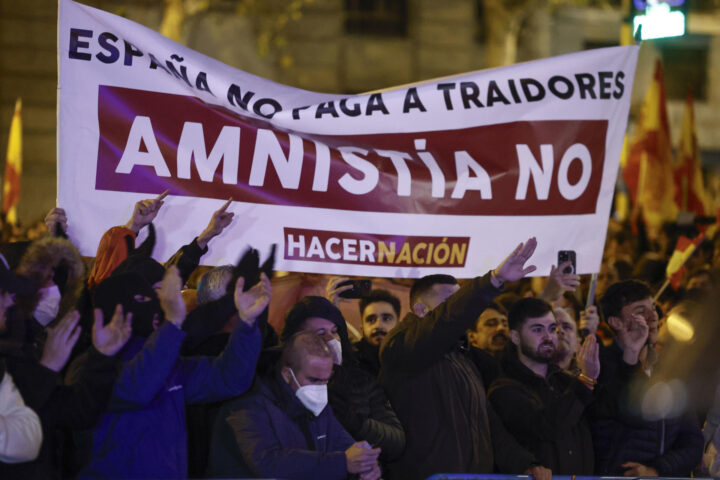 Quarta concentració a la seu del PSOE a Madrid (fotografia: EFE / Sergio Perez).