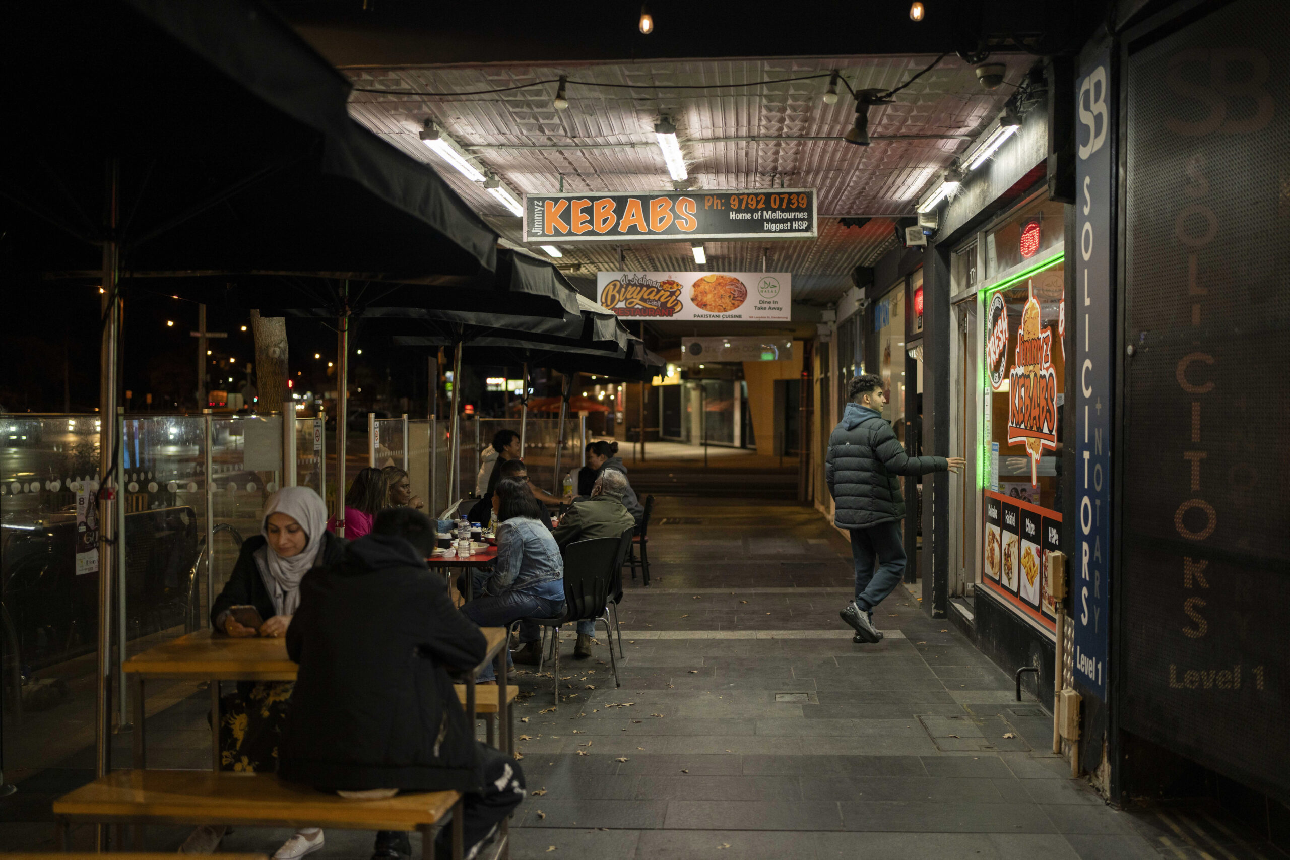Un restaurant de menjar ràpid a Dandenong, un suburbi de Melbourne on prop del 50% de la població és nascuda a l'estranger (fotografia: Mridula Amin / The Washington Post).