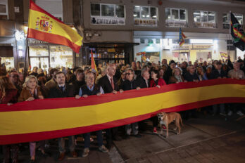 Un grup de feixistes manifestant-se ahir davant la seu del PSOE a València (fotografia: Ana Escobar).