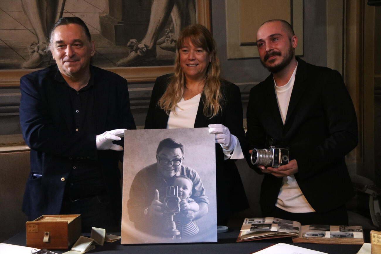 La consellera de Cultura, Natàlia Garriga, acompanyada pel fill de Francesc Català-Roca Andreu Català i el net Marc Català.