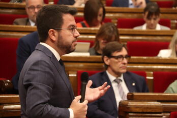 El president de la Generalitat, Pere Aragonès, i el dirigent del PSC, Salvador Illa, en una sessió de control al parlament al novembre (fotografia: ACN).