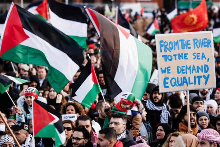 Manifestants en una protesta en solidaritat amb Palestina a Berlín, el 4 de novembre (fotografia: Clemens Bilan/EFE).