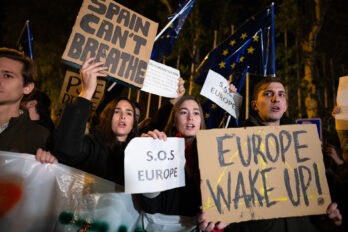 Espanyols desesperats demanen ajuda a Europa. Una de les pancartes diu que Espanya ja no pot respirar.