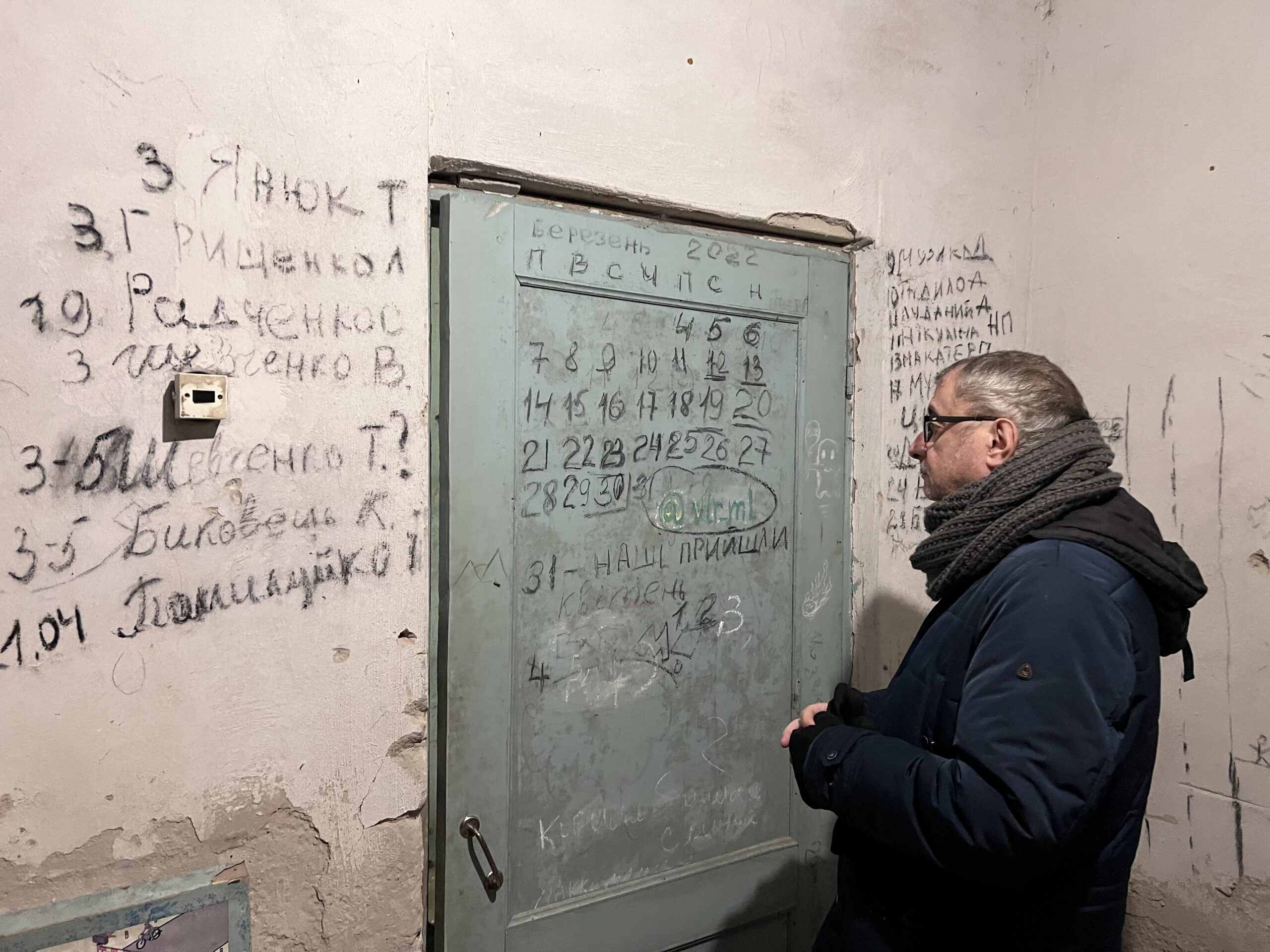 Vicent Partal, el novembre del 2023, al sotan de l'escola d'Iahidne on els russos van tancar 358 persones i les van obligar a viure amb els morts. Rere aquesta porta amagaven un calendari rudimentari per saber quin dia eren.