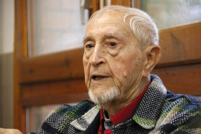 Josep Vallverdú lliura el manuscrit de ‘El retorn de Rovelló’ el dia que fa cent dos anys