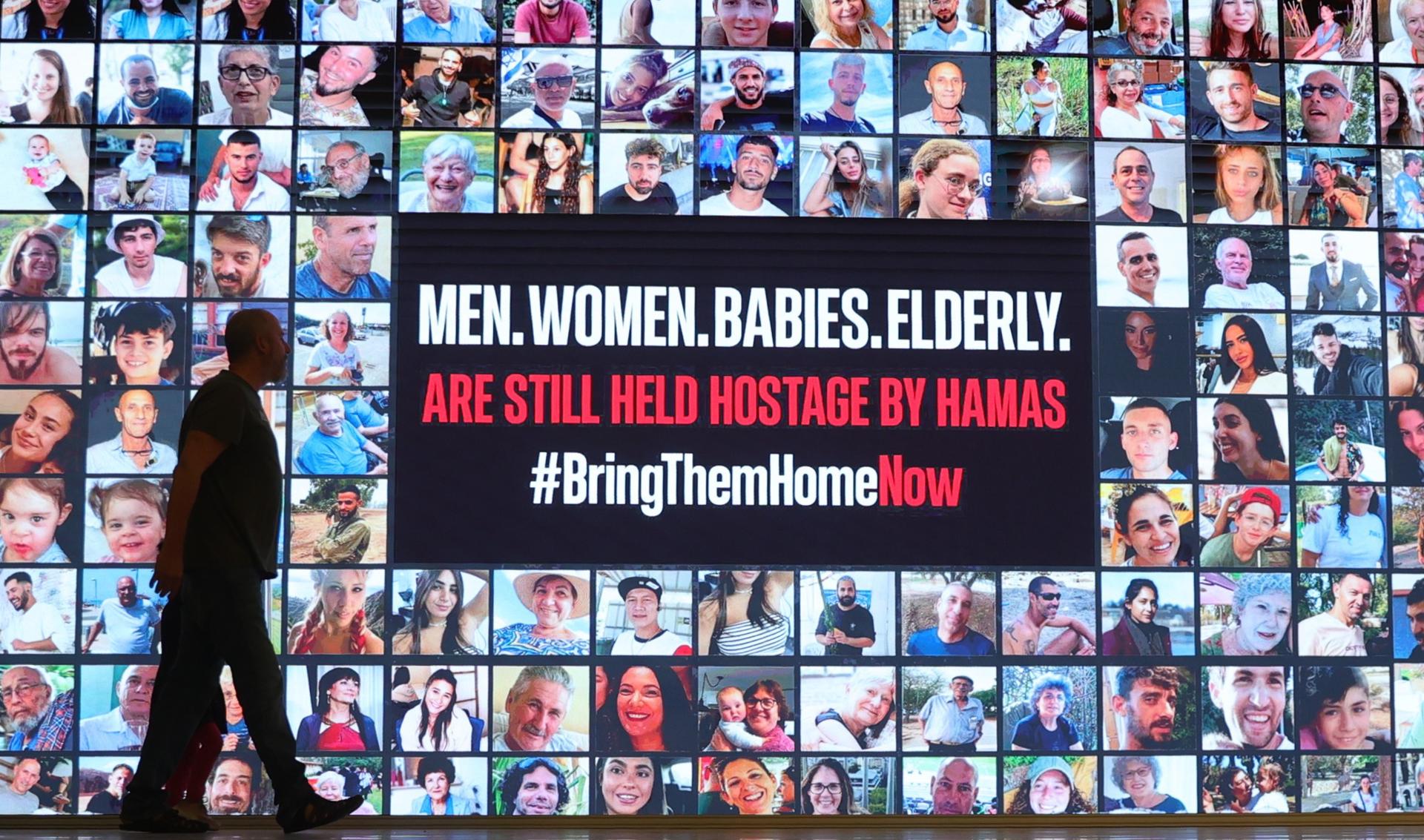 Cartell amb noms de persones segrestades per Hamàs (EFE).