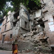 128 morts, pel cap baix, en un terratrèmol al Nepal