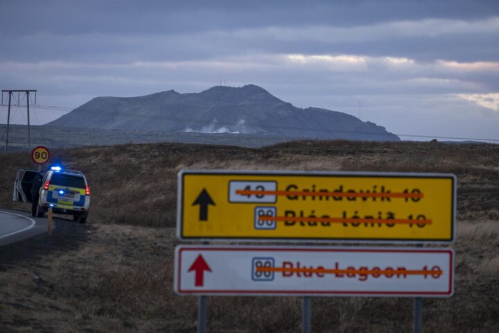 Carretera tallada a la zona de Grindavik, a Islàndia (fotografia: Europa Press / Contacte / Raul Moreno).