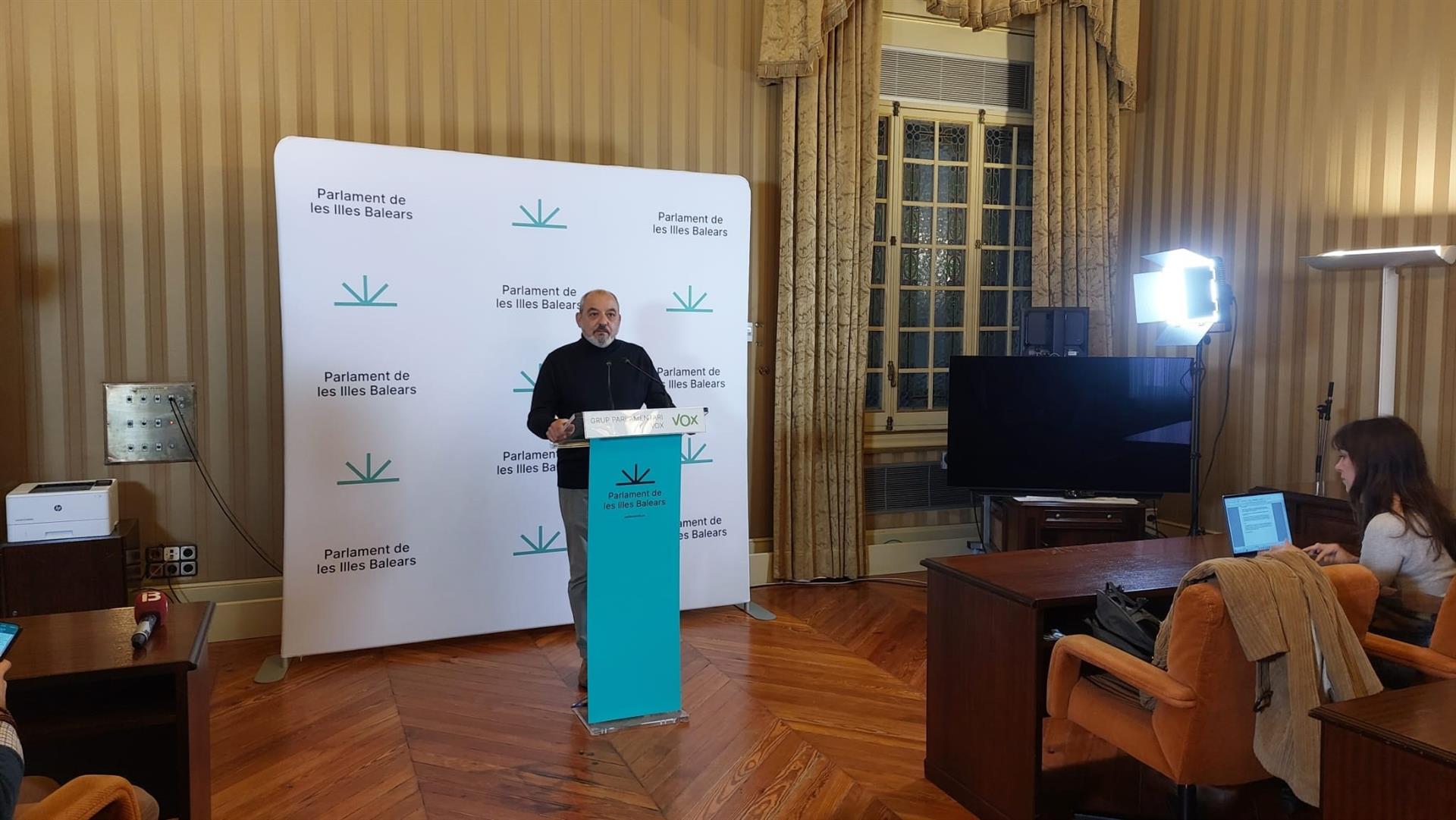 El portaveu adjunt de Vox al parlament de les Illes, Sergio Rodríguez, en una conferència de premsa (fotografia: Europa Press).