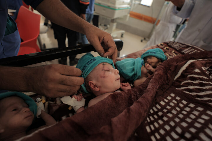 Nadons rescatats de l'hospital d'Al-Xifa (fotografia: Loay Ayyoub / The Washington Post).