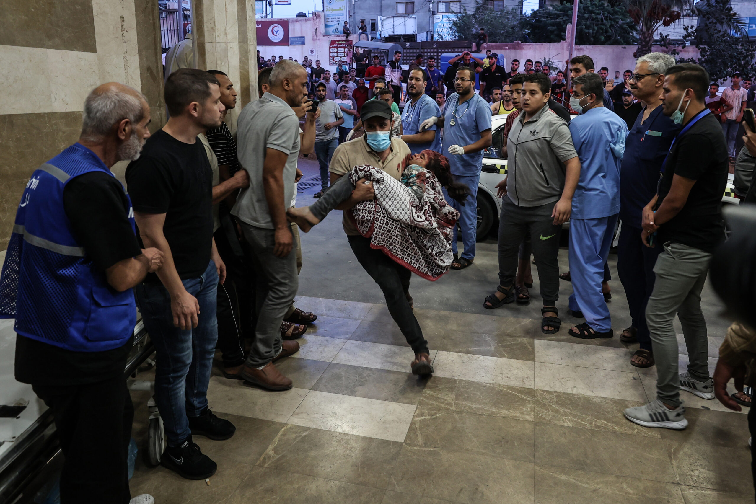 Un nen ferit és dut a l'hospital Nasser de Khan Yunis, el 26 d'octubre (fotografia: Loay Ayyoub per a The Washington Post).