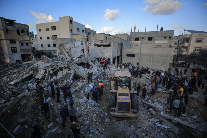 Runes d'una casa destruïda per un bombardament israelià a Khan Iounis, a Gaza, dilluns (fotografia: Loay Ayyoub/The Washington Post)