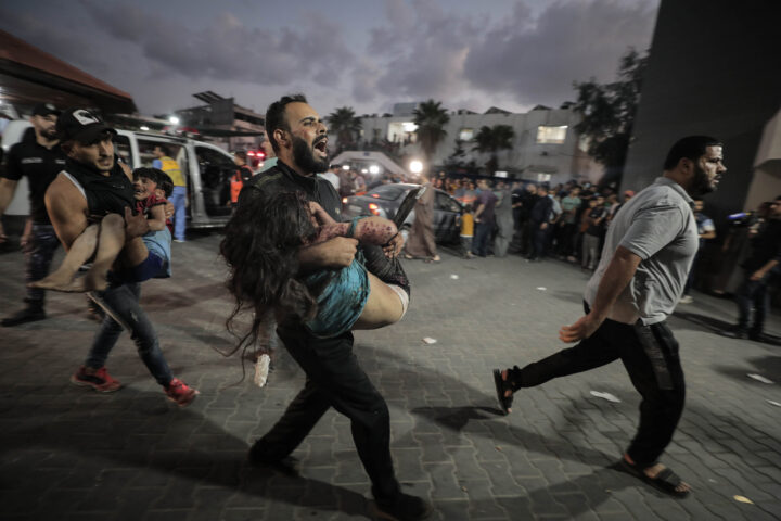 Dos nens ferits arriben a l'hospital Al-Xifa després d'un bombardament israelià l'11 d'octubre (fotografia: Loay Ayyoub/The Washington Post).